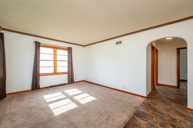 719 N 2nd Avenue E, Newton, IA 50208