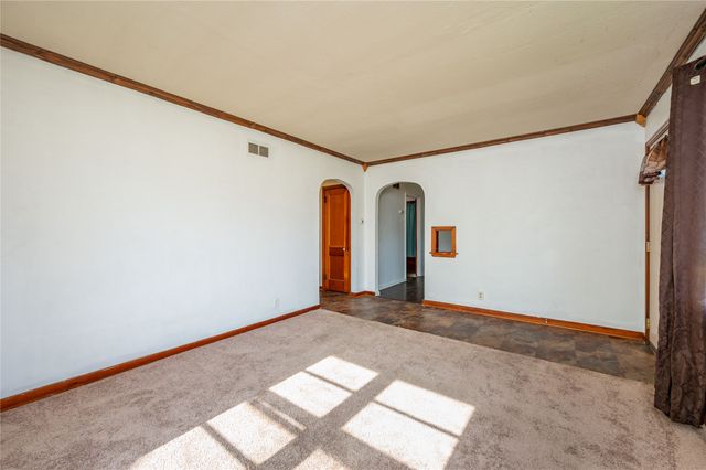 719 N 2nd Avenue E, Newton, IA 50208