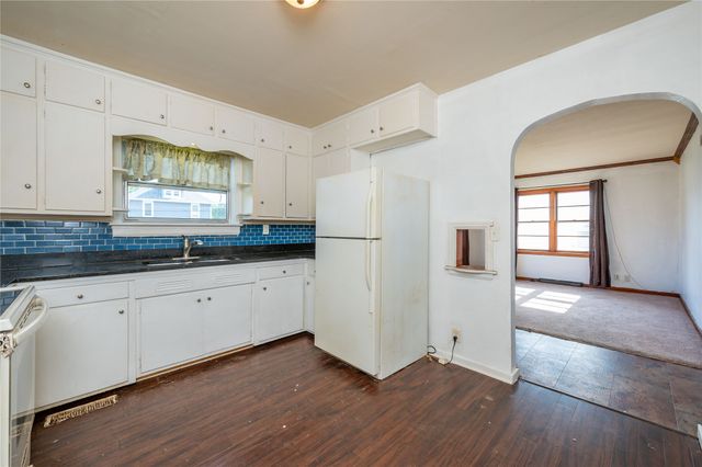 719 N 2nd Avenue E, Newton, IA 50208