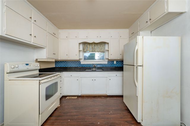 719 N 2nd Avenue E, Newton, IA 50208