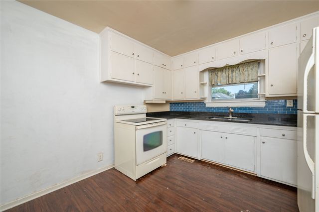 719 N 2nd Avenue E, Newton, IA 50208