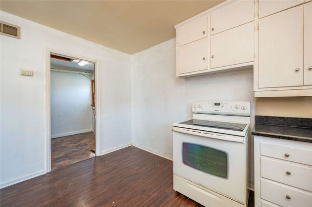 719 N 2nd Avenue E, Newton, IA 50208
