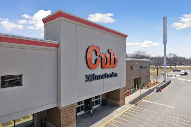 6040 Oakview Court, Shorewood, MN 55331