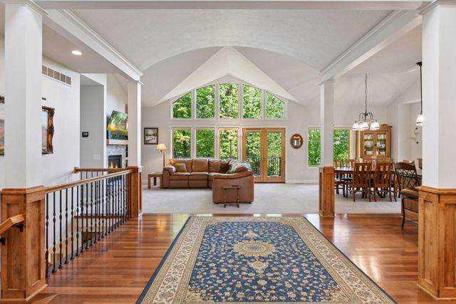 6040 Oakview Court, Shorewood, MN 55331