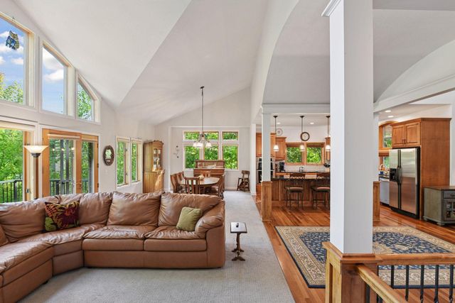 6040 Oakview Court, Shorewood, MN 55331