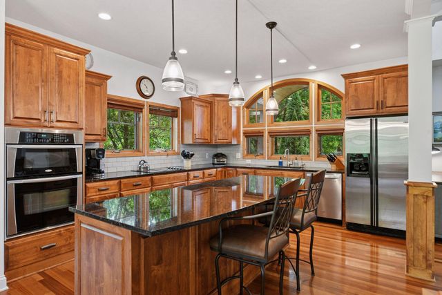 6040 Oakview Court, Shorewood, MN 55331