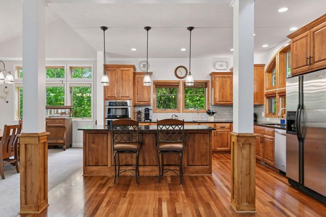 6040 Oakview Court, Shorewood, MN 55331