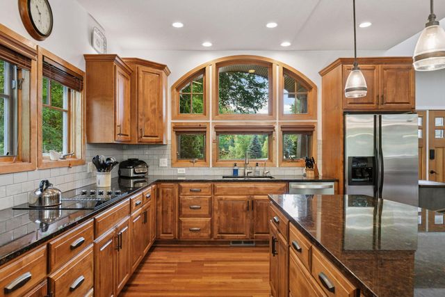 6040 Oakview Court, Shorewood, MN 55331