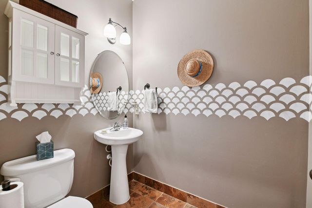 6040 Oakview Court, Shorewood, MN 55331