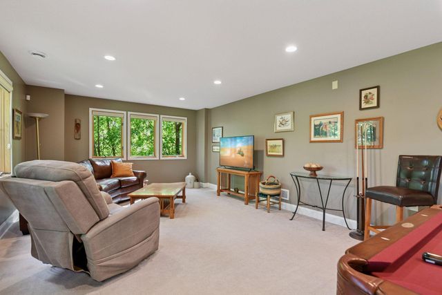 6040 Oakview Court, Shorewood, MN 55331