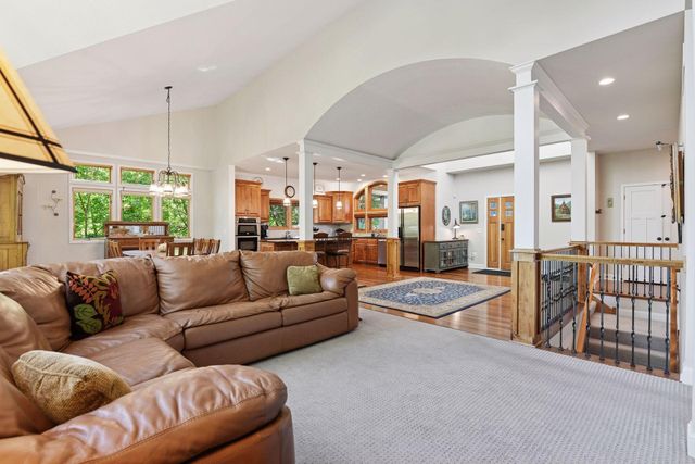 6040 Oakview Court, Shorewood, MN 55331