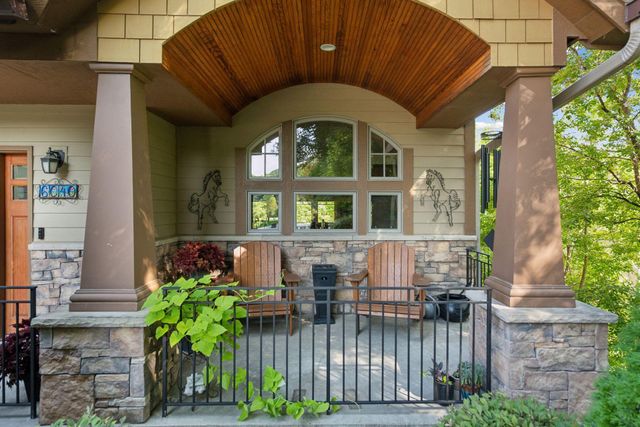 6040 Oakview Court, Shorewood, MN 55331