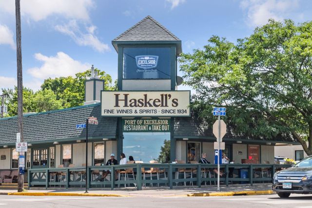 6040 Oakview Court, Shorewood, MN 55331