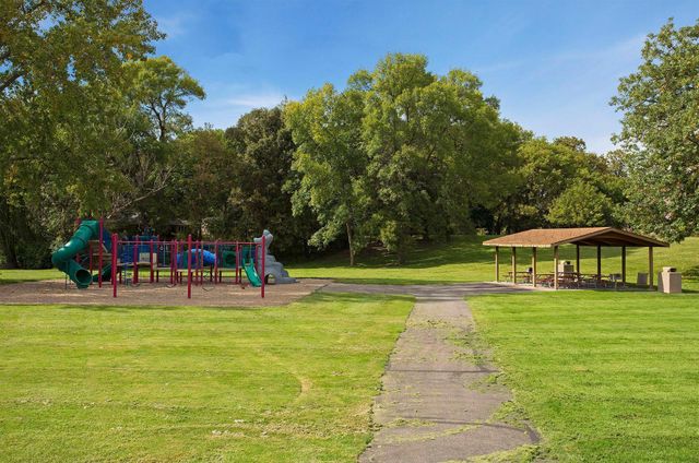 6040 Oakview Court, Shorewood, MN 55331