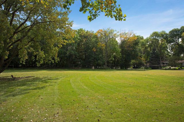 6040 Oakview Court, Shorewood, MN 55331