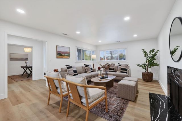 4824 Crestwood Way, Sacramento, CA 95822