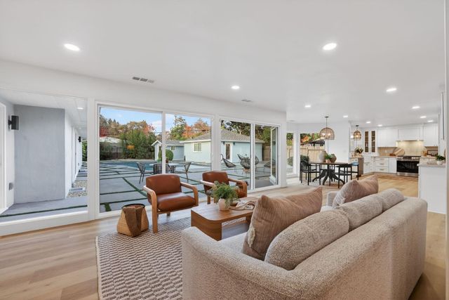 4824 Crestwood Way, Sacramento, CA 95822