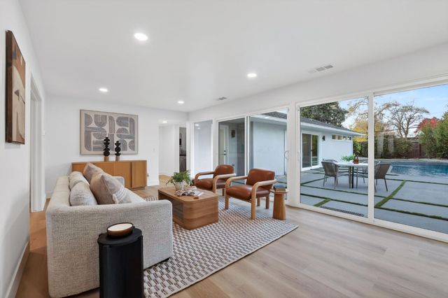 4824 Crestwood Way, Sacramento, CA 95822