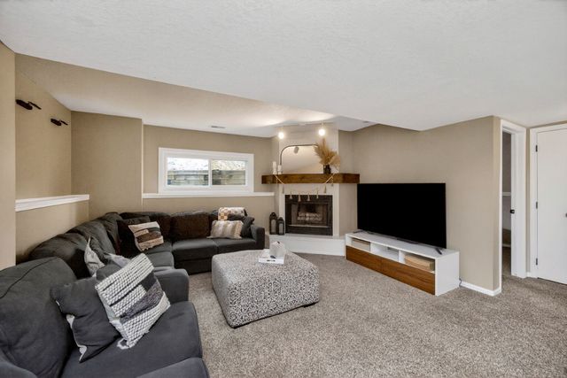 4515 89th Street, Urbandale, IA 50322