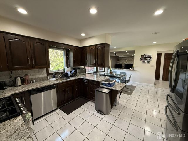4 Fern Court, North Brunswick, NJ 08902