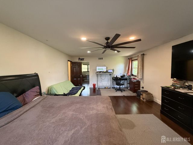 4 Fern Court, North Brunswick, NJ 08902