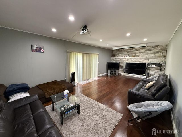 4 Fern Court, North Brunswick, NJ 08902