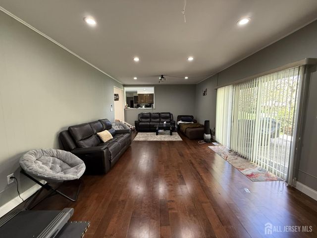 4 Fern Court, North Brunswick, NJ 08902