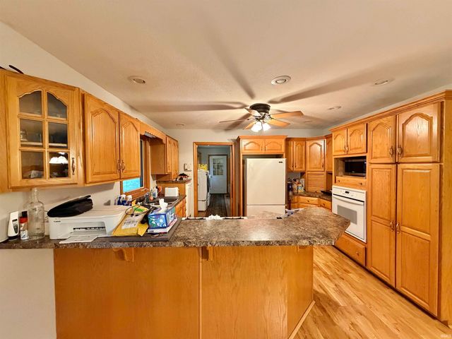 80 SE 12TH Street, Linton, IN 47441