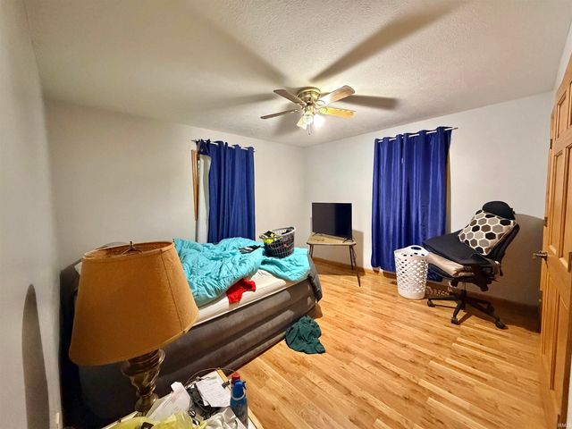 80 SE 12TH Street, Linton, IN 47441