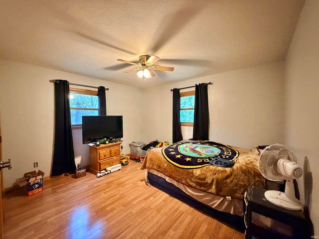 80 SE 12TH Street, Linton, IN 47441