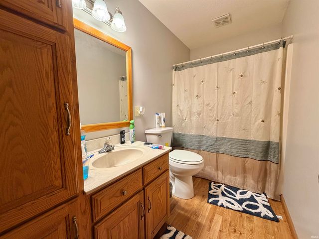 80 SE 12TH Street, Linton, IN 47441