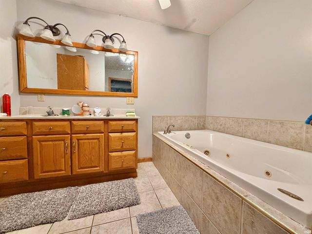 80 SE 12TH Street, Linton, IN 47441