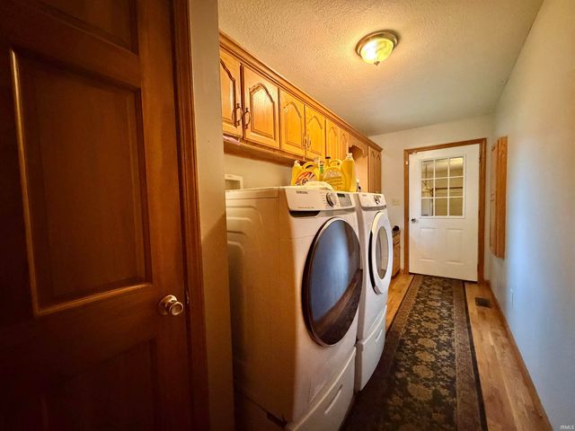 80 SE 12TH Street, Linton, IN 47441