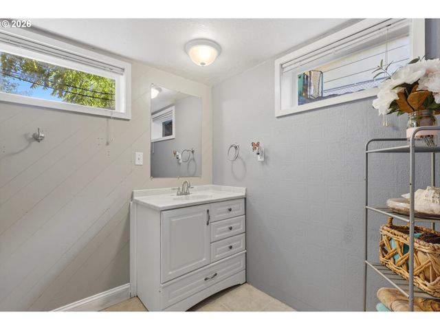 18232 Se CLINTON St, Gresham, OR 97030
