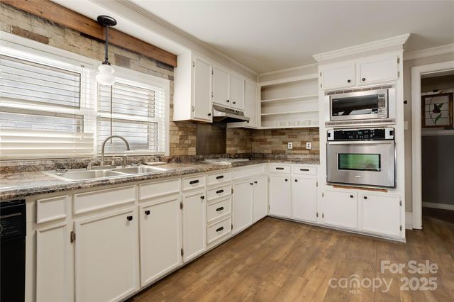 602 E Lee Avenue, Bessemer City, NC 28016