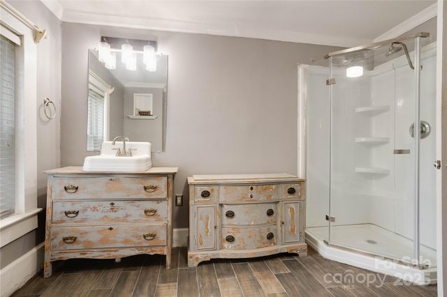 602 E Lee Avenue, Bessemer City, NC 28016