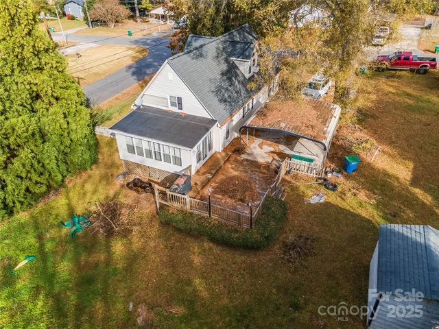 602 E Lee Avenue, Bessemer City, NC 28016