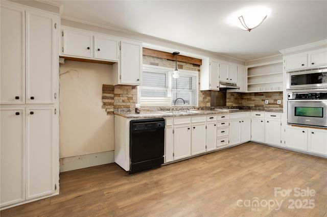 602 E Lee Avenue, Bessemer City, NC 28016