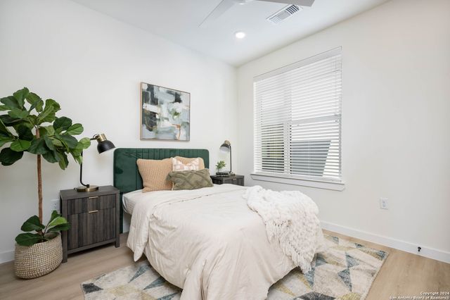 719 E Locust St Unit 2106, San Antonio, TX 78212
