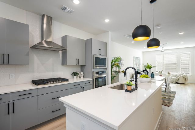 719 E Locust St Unit 2106, San Antonio, TX 78212