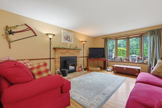 60 Forest View Dr, Millville, MA 01529