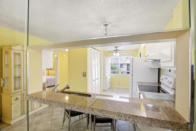 3146 Via Poinciana 407, Lake Worth, FL 33467