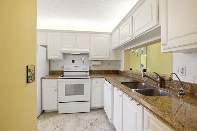 3146 Via Poinciana 407, Lake Worth, FL 33467