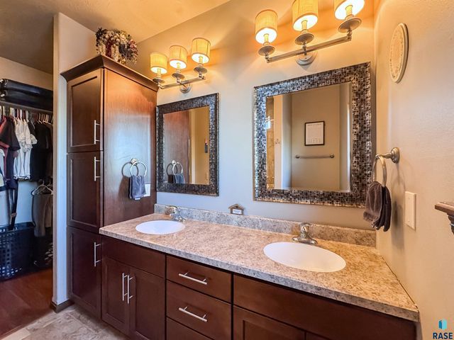 3604 S Home Plate Ave Avenue, Sioux Falls, SD 57110