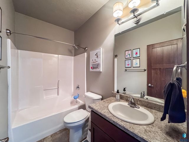 3604 S Home Plate Ave Avenue, Sioux Falls, SD 57110