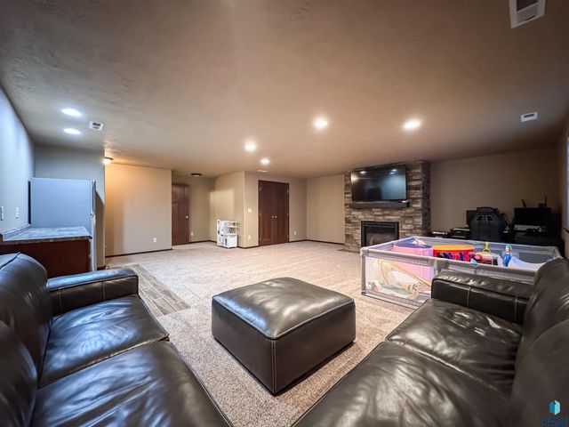 3604 S Home Plate Ave Avenue, Sioux Falls, SD 57110