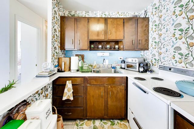 2740 N Pine Grove Avenue 8C, Chicago, IL 60614