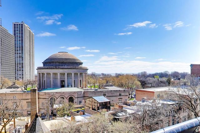 2740 N Pine Grove Avenue 8C, Chicago, IL 60614