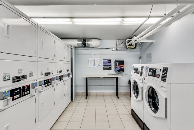 2740 N Pine Grove Avenue 8C, Chicago, IL 60614