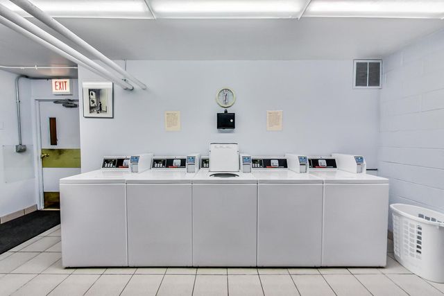 2740 N Pine Grove Avenue 8C, Chicago, IL 60614